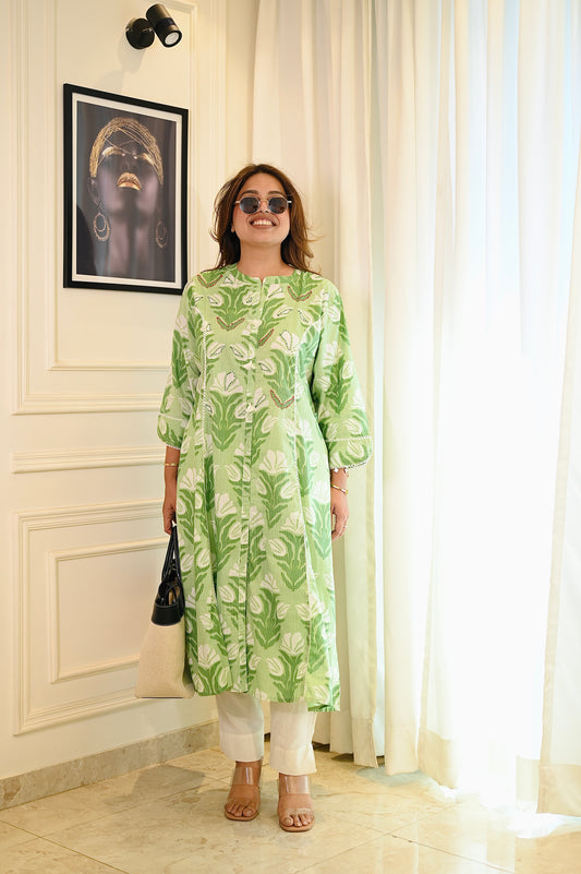 Plus Size Refreshing Green Printed Cotton Kurta Set with Lace Detailing